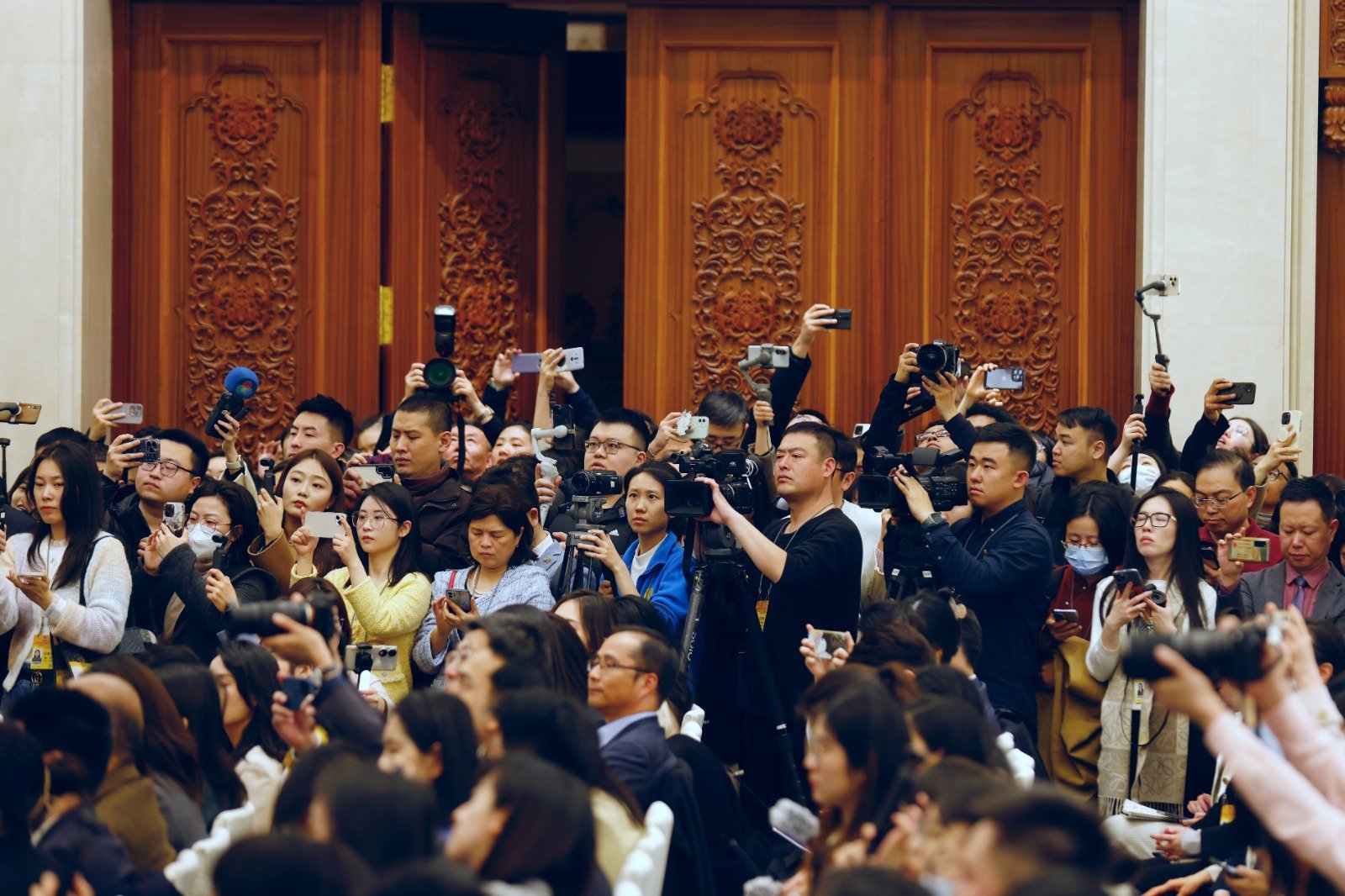 中国全国政协十四届二次会议新闻发布会周日在北京人民大会堂举行，吸引大批海内外记者，新闻发布厅内座无虚席。（图取自中新社）