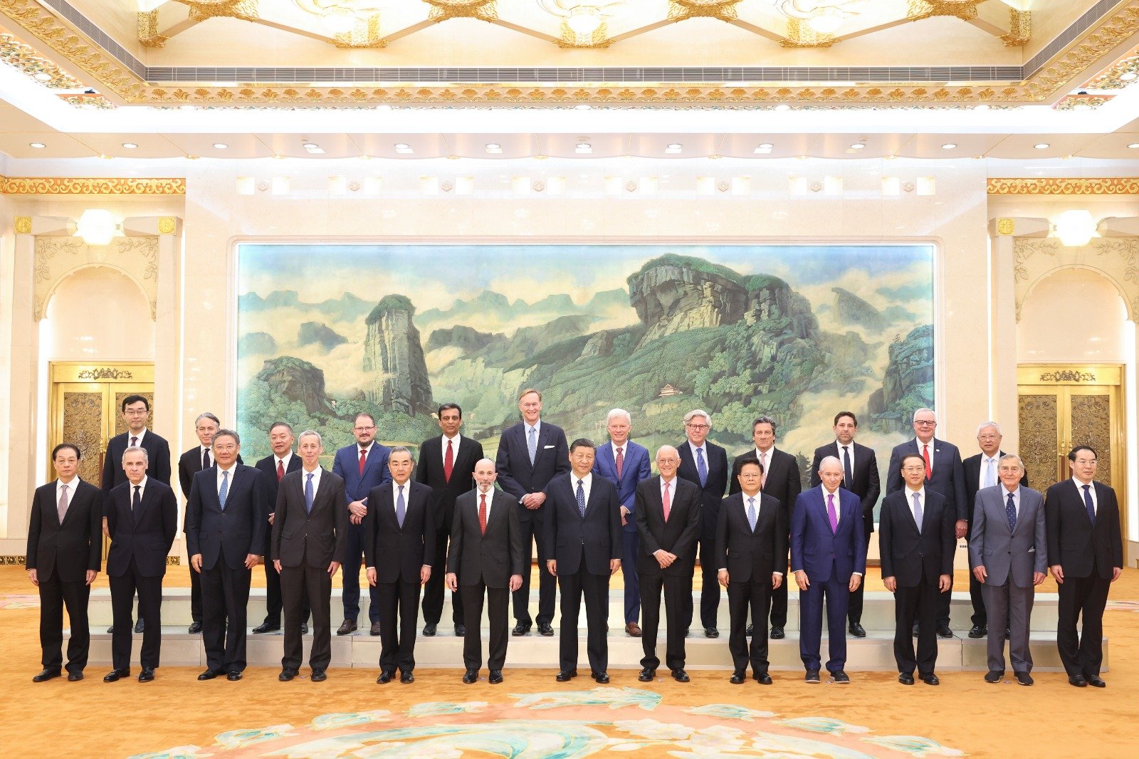 中国国家主席习近平周三上午在北京人民大会堂，会见美国工商界和战略学术界代表。会见开始前，习近平同他们合影留念。（图取自中新社）
