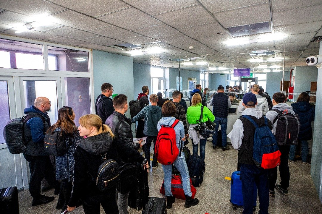 俄罗斯和蒙古之间的一个边境口岸上周日出现长长的车龙，大批持俄国护照的人在关卡柜台排队等候通关。（图取自法新社）