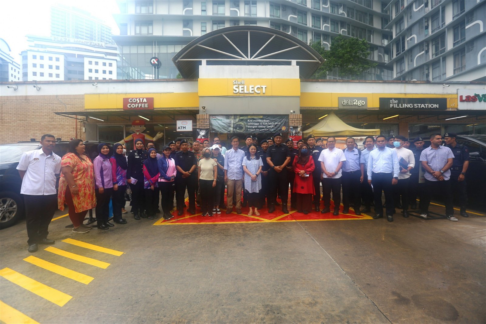 杨巧双（中）与吉隆坡市政局及陆路交通局官员，一同巡视金地花园22路改双向道试跑计划。