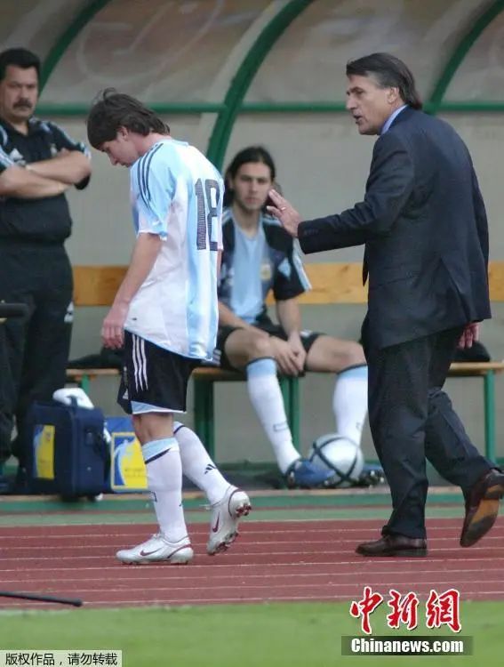 资料图：时任阿根廷主帅佩克尔曼安慰梅西