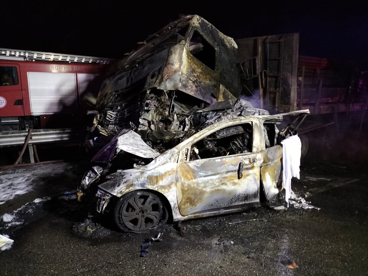 肇祸轿车和罗里在车祸及著火燃烧后，形同废铁，面目全非。
