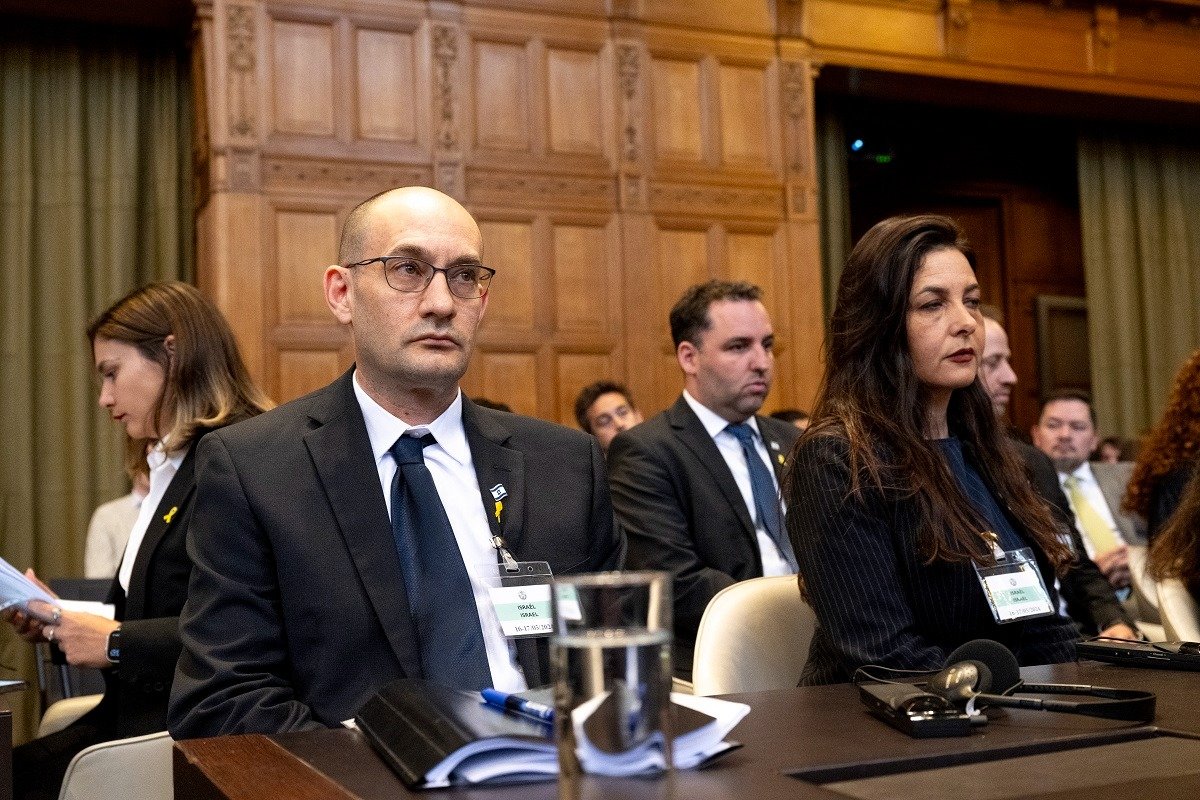 以色列代表律师诺姆（左）和以色列外交部首席副法律顾问图格曼，出席周五在荷兰海牙举行的庭审。（图取自法新社）