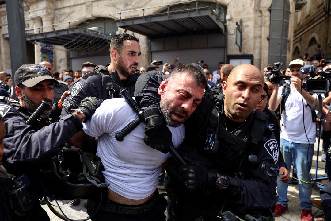 以色列军警在希琳的葬礼中，拘捕了多名巴勒斯坦人。（图取自路透社）