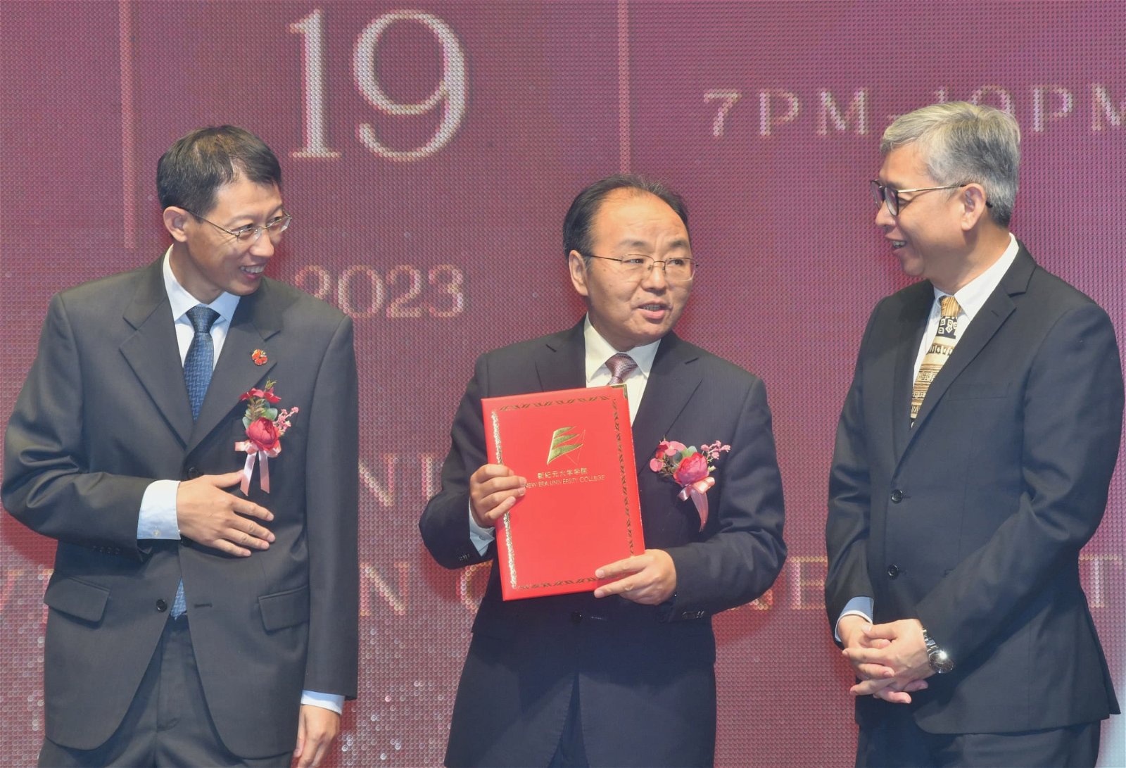 欧阳玉靖(中)在赵长涛(左)和莫顺宗陪同下，颁发2023年中国大使奖学金。