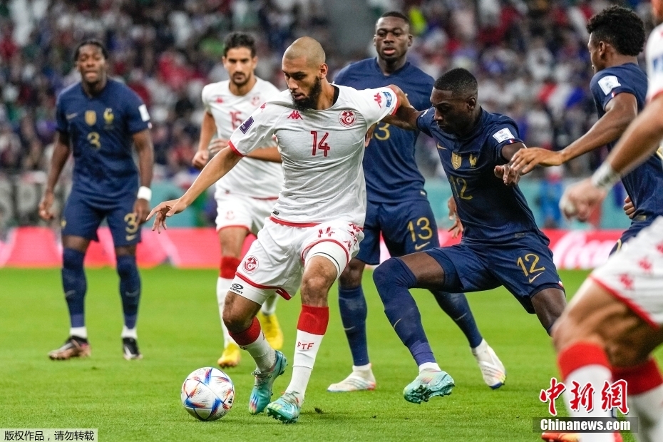 北京时间11月30日，卡塔尔世界杯小组赛D组第3轮，突尼斯队对阵法国队。哈兹里打入本场比赛唯一进球。最终，突尼斯队1：0战胜法国队。三场小组赛，突尼斯一胜一平一负积4分，排名第三无缘出线。法国两胜一负积6分，以小组第一出线。图为突尼斯队球员(白)带球。
