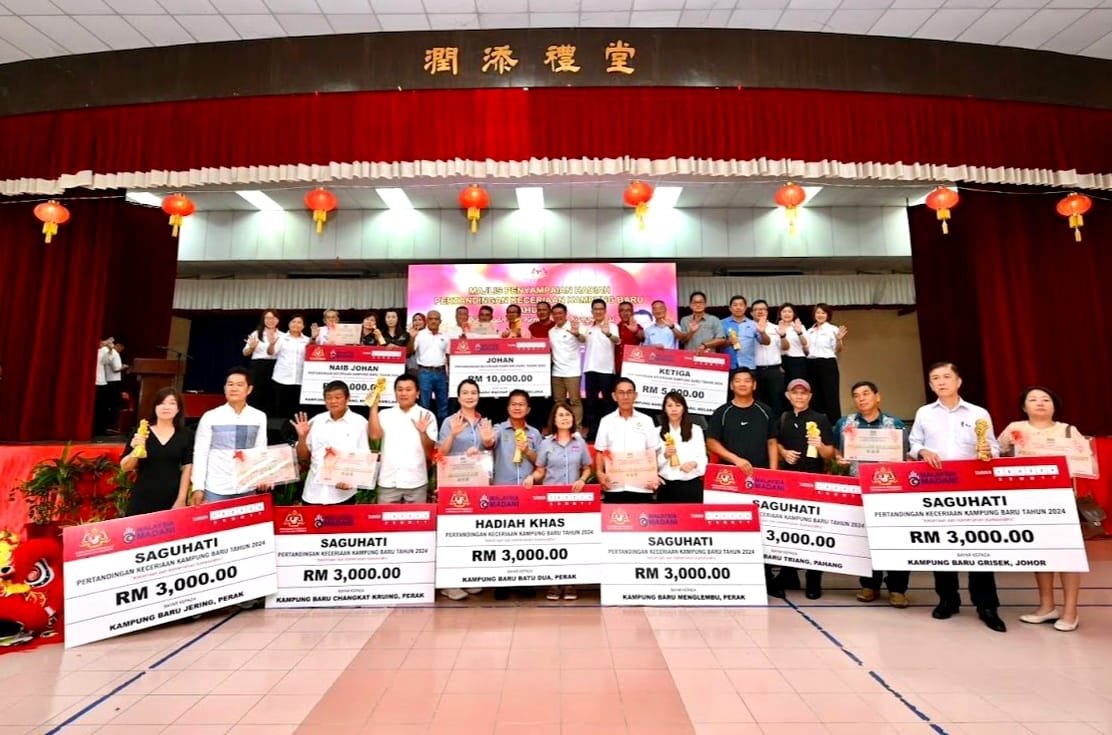 9个获奖的华人新村代表与嘉宾在颁奖礼上合照。
