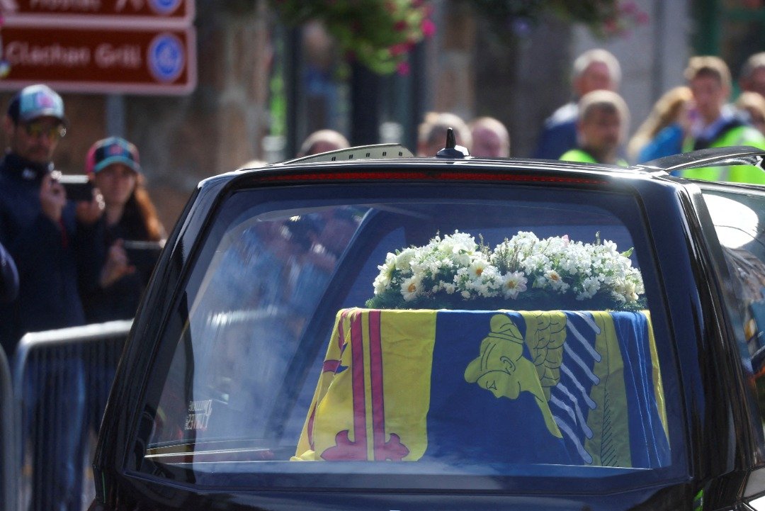 英国女王伊丽莎白二世的橡木灵柩上覆盖著苏格兰皇家旗。（图取自路透社）