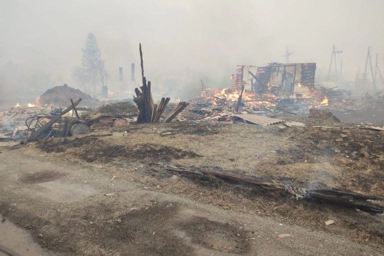 俄东部的克拉斯诺亚尔斯克地区的一座小镇，房屋被大火燃烧殆尽。（图取自俄罗斯紧急情况部/法新社）