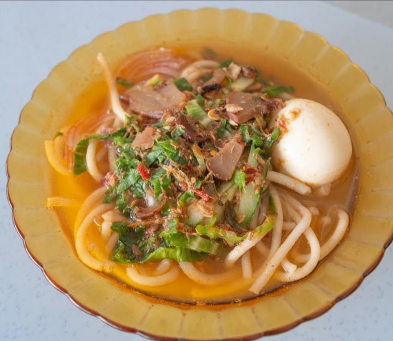 马来叻沙不只有满满的鱼肉，叻沙叶、阿参片、洋葱、青瓜及生菜等齐全，尚可另添加鸡蛋，酸辣甜适中，享用起来很过瘾。