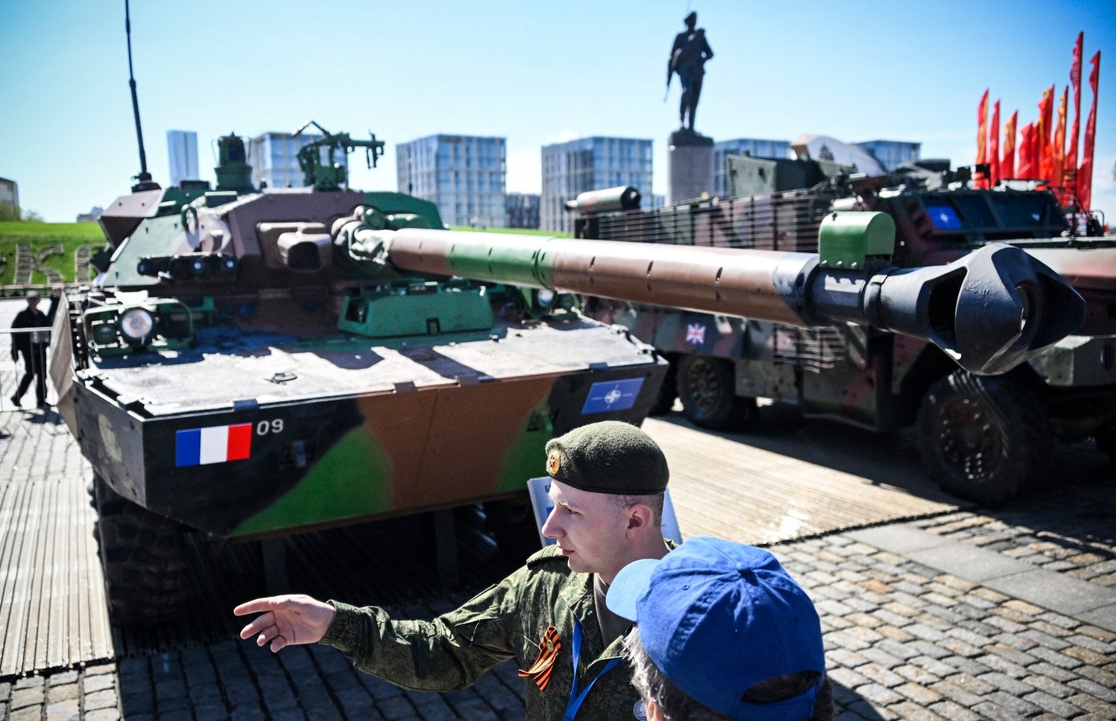 人们观看俄罗斯军队在乌克兰缴获的法国AMX 10RCR装甲车。（图取自法新社）