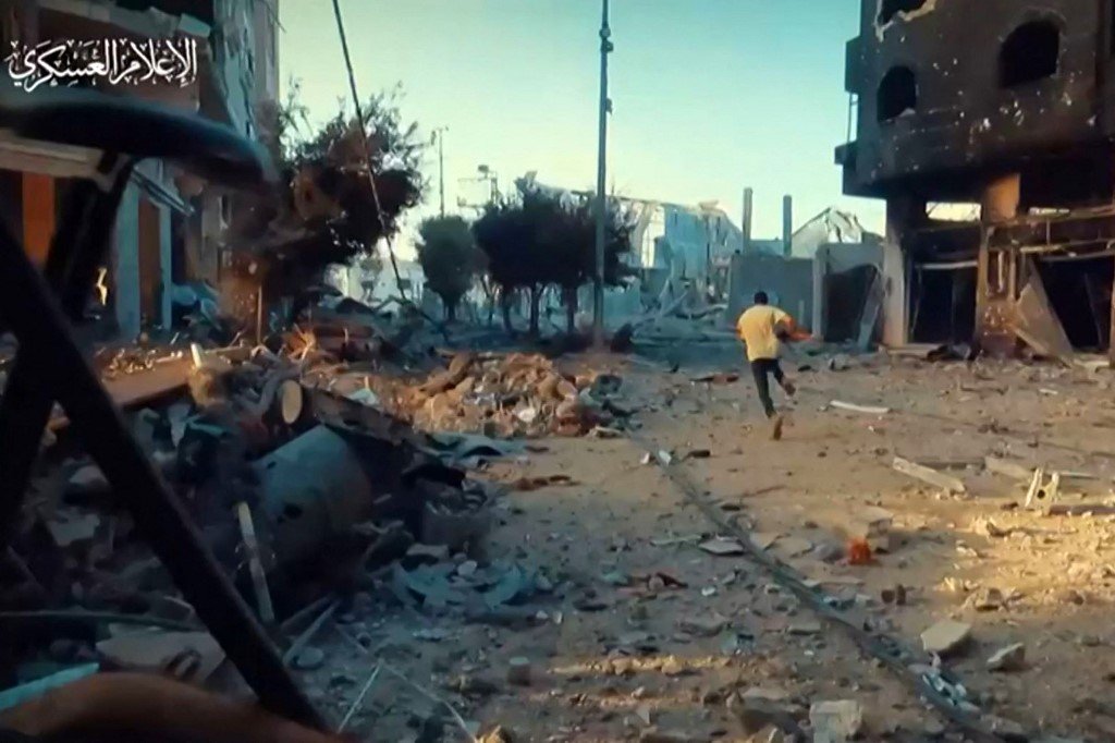 哈马斯武装组织周三发布的视频截图显示，在加沙城被炸毁的建筑物旁边发生激烈的巷战。（图取自哈马斯媒体办公室/法新社）