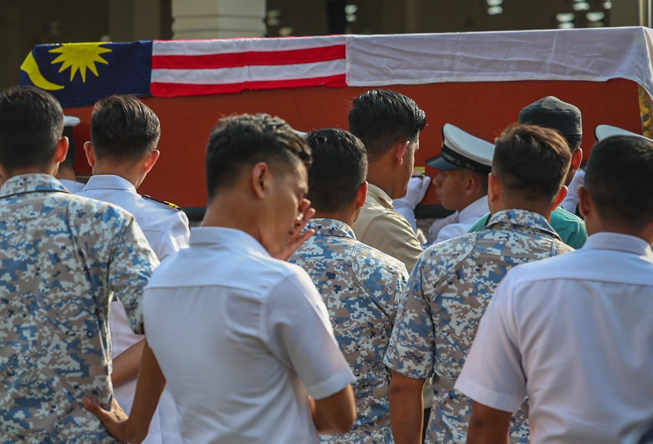 海军同僚出席该场丧礼祈祷时，禁不住拭泪。