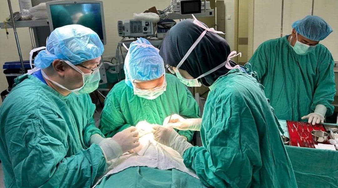 医护人员进行手术，从死者身体取出捐赠的器官。