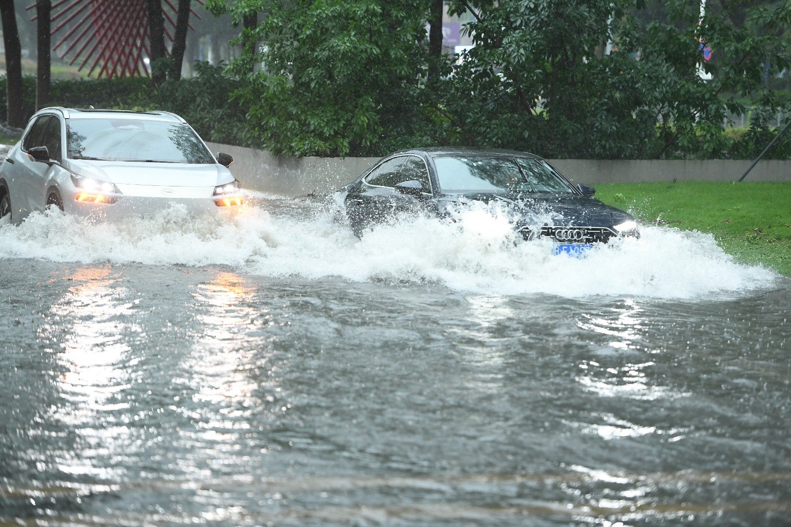 4月23日，深圳市气象台发布暴雨红色预警信号，全市进入暴雨紧急防御状态。深圳部分低洼路段积水，出行市民以及城市交通受到一定影响。（图取自中新社）