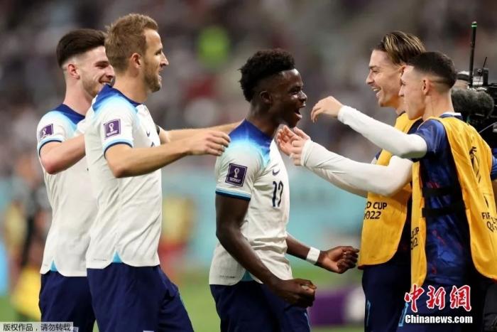 图为英格兰球员萨卡(中)与队友庆祝进球。