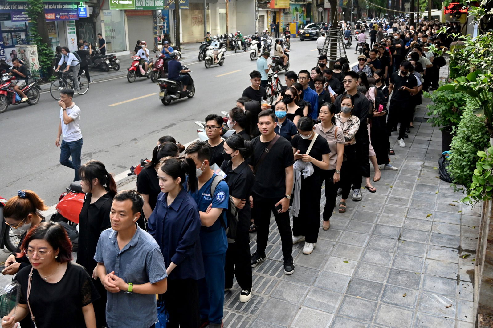 越南民众周四在国家殡仪馆外排队，悼念已故越共总书记阮富仲。（图取自法新社）