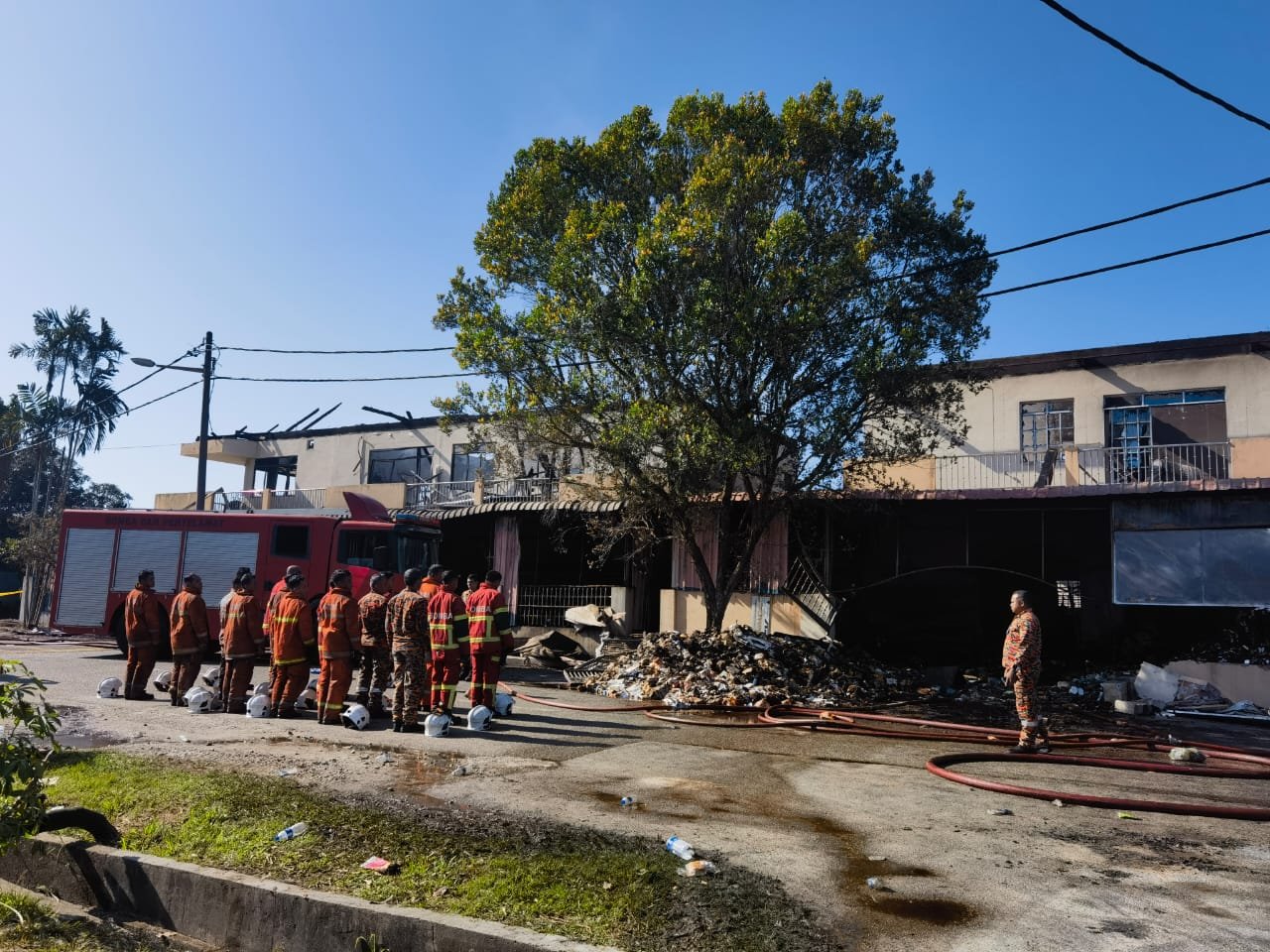 杂货店遭大火烧毁令东主蒙受惨重的损失。