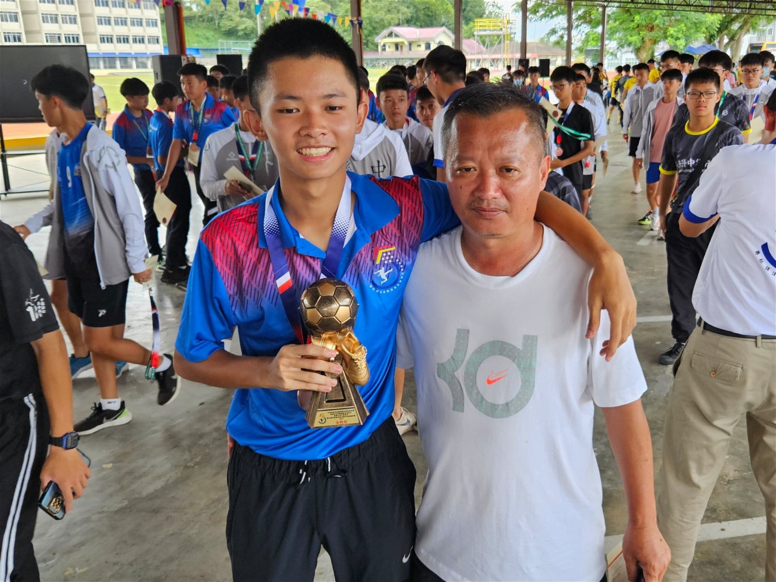 黄子腾（左）获颁金靴奖，感谢身兼教练的父亲黄俊发（右）的栽培。