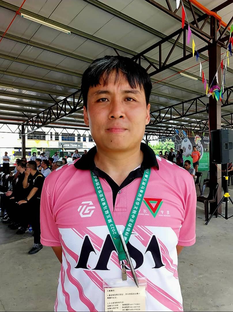 麻坡中化中学足球队教练尤杰胜。