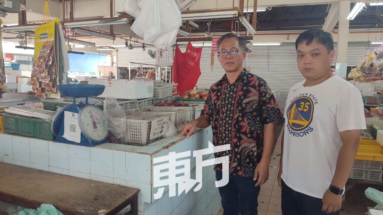 刘志俍（左）促请甲市政厅针对提升工程，与贩商重新进行商讨，右为朱智威。