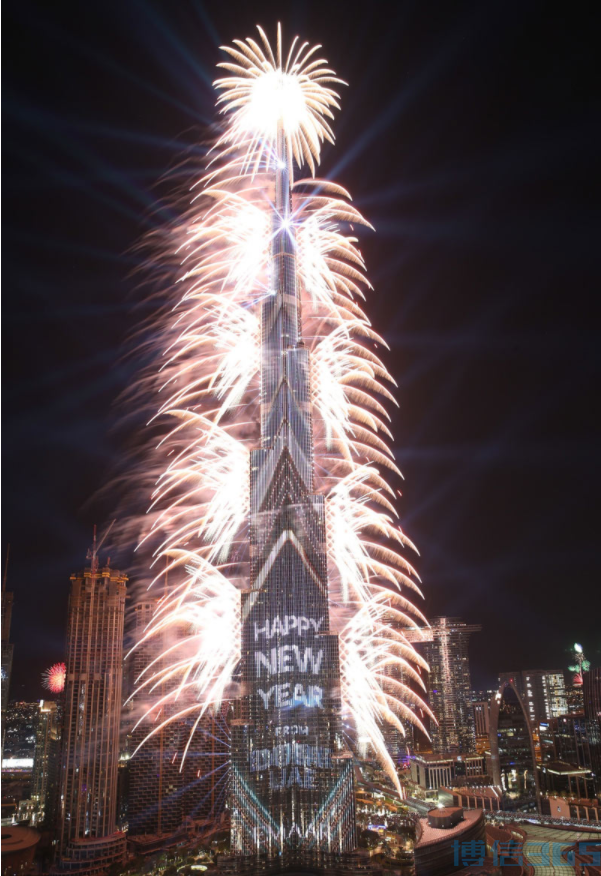 美爆了！迪拜哈利法塔举行跨年烟花灯光秀