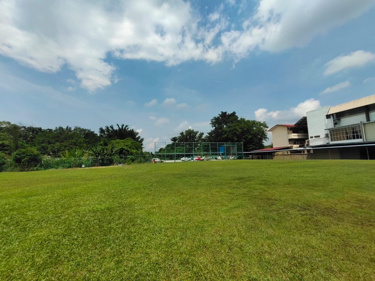 陆兆福捎来好消息，宣布森州政府批准将芙蓉振中后方土地作为该校草场保留地。