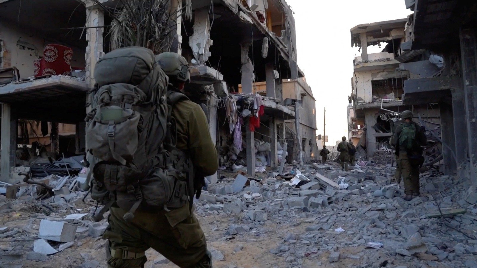 以色列士兵在加沙地带内行动。（图取自以色列国防军/路透社）