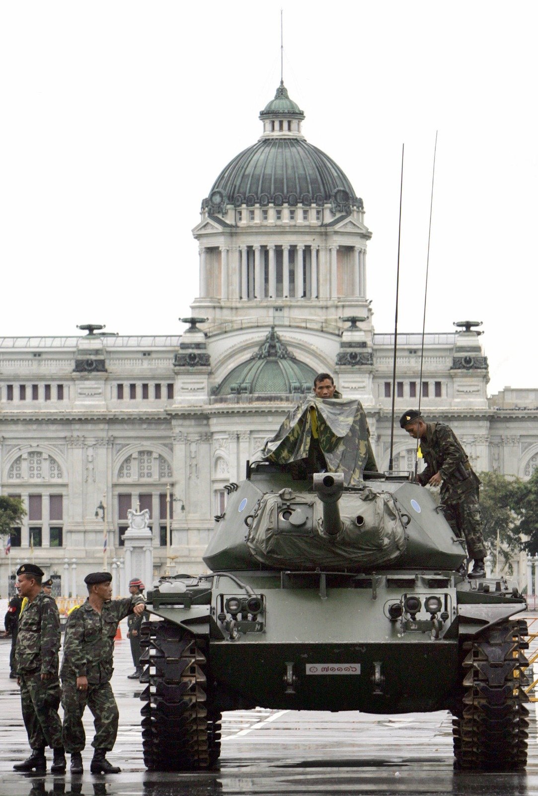 泰国军方2006年9月发动军事政变推翻时任首相塔辛后，在曼谷街头部署坦克。（图取自法新社档案照）