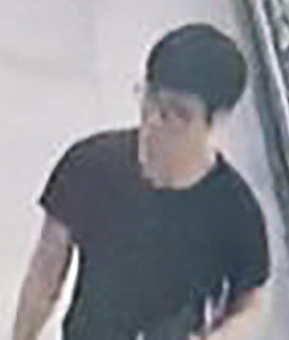怡丰城职总超市发生偷窃，新国警方寻戴眼镜的黑衣男助查。