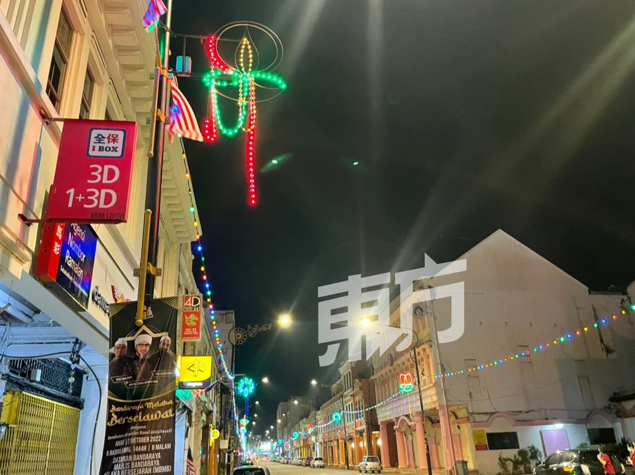 悬挂在马六甲新路沿路的屠妖节灯饰，因未有定期维修已开始脱落。