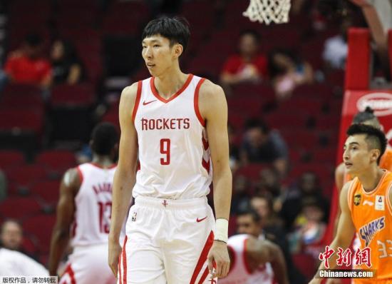 资料图为周琦代表NBA球队出战。