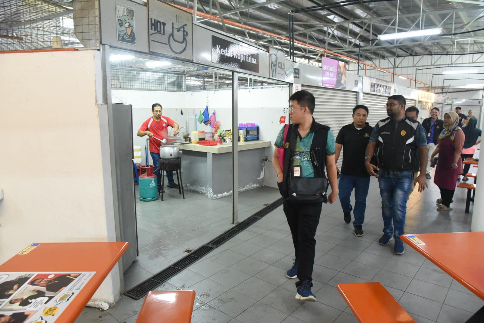 槟岛市政厅官员多次劝告食客别在小贩中心抽烟，然而被视为耳边风，因此市政厅联合卫生局展开对付行动。