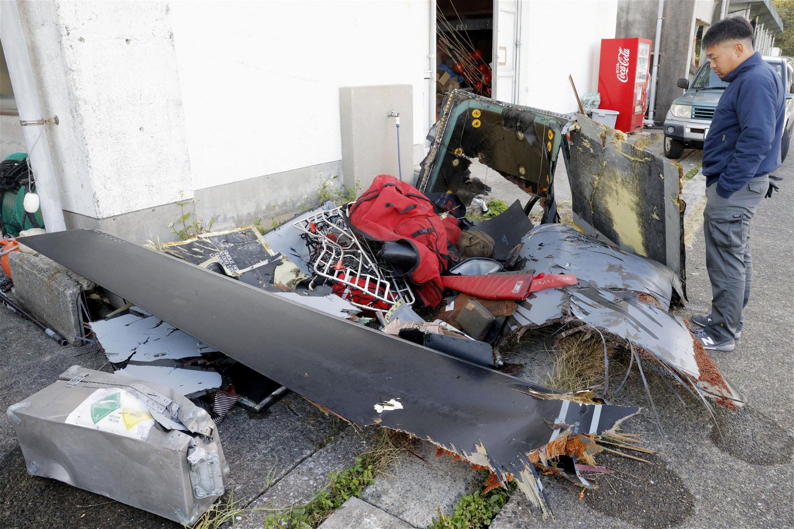 日本鹿儿岛县屋久岛的安房港，收集了坠入大海、据信属于美军V-22“鱼鹰”飞机残骸。（图取自共同社/路透社）