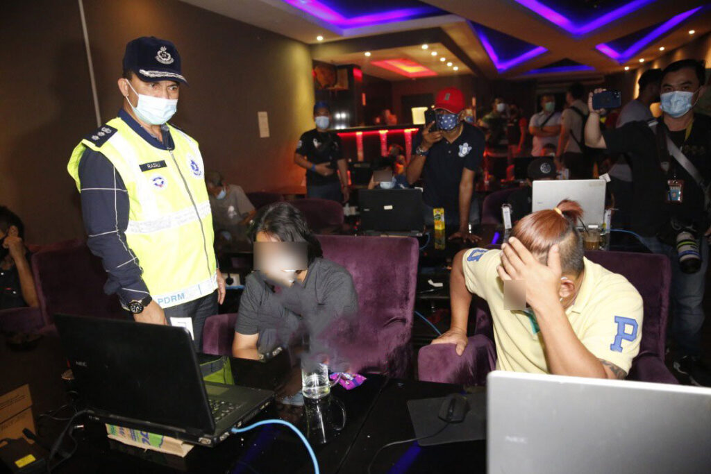 马来西亚警方捣毁一网赌中心 抓获13名菜农