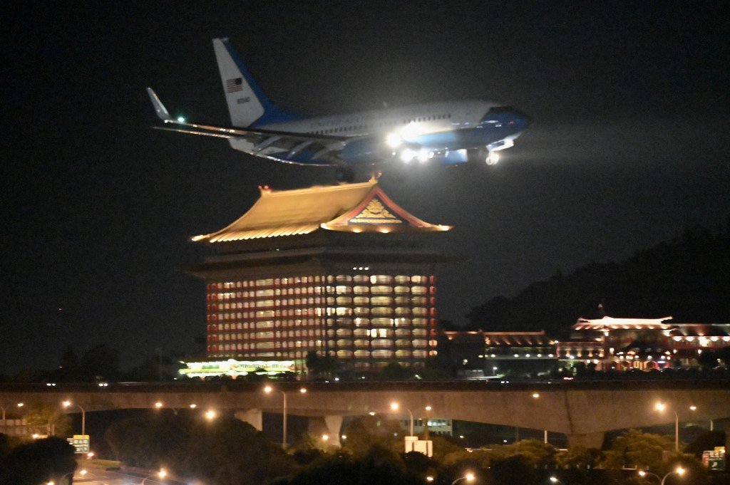 美国联邦众议院议长佩洛西在2022年8月2日，搭乘美国军用飞机准备降落在台北的松山机场。阿奎利诺称这是他任内最不安的事件。（法新社档案照）