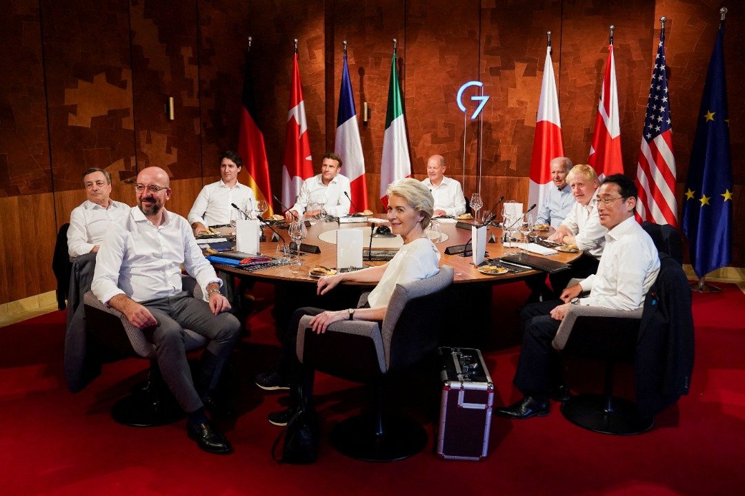 欧洲理事会主席米歇尔、欧盟委员会主席乌冯德莱恩与G7领导人当地时间周日出席工作晚餐时合影。（图取自路透社）