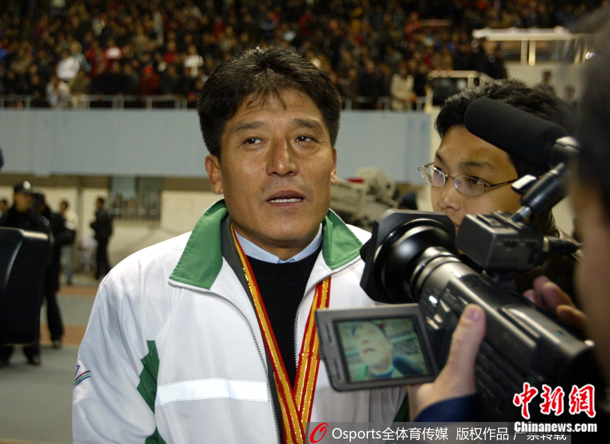 李章洙带领青岛贝莱特(现青岛海牛)在2002赛季足协杯夺冠。图片来源：Osports全体育图片社