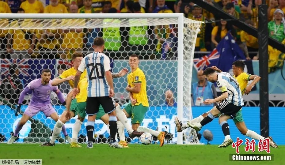 图为阿根廷队球员梅西射门瞬间
