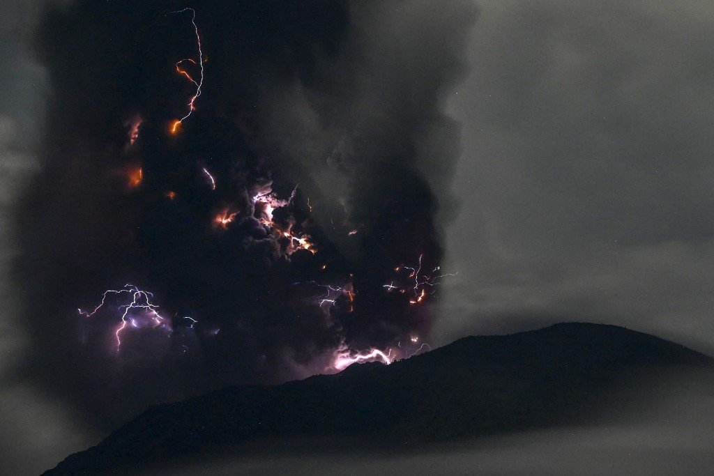 从北马鲁古省西哈马黑拉的监测站可以看到，伊布火山在闪电时喷出火山灰。（图取自印尼地质调查局/法新社）