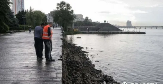 恶劣天气导致乌克兰多地断电 第聂伯罗市约70户家庭被淹