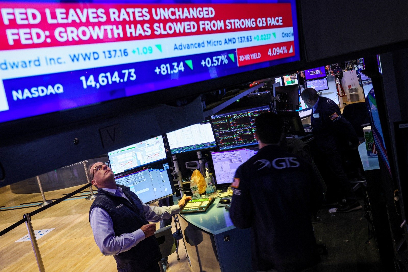美国纽约证券交易所 (NYSE) 的萤幕上显示美联储最新的利率公告。美国股市三大指数在美联储发表声明后快速拉升，并在鲍威尔讲话时继续上扬。（图取自路透社）